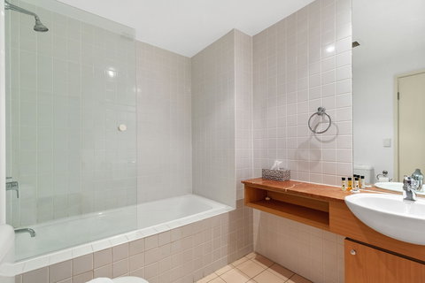 Resort Style 2 Bdrm In Homebush With Bay View - Hotel Accommodation 6