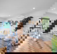 AUJOY 3 Bed Townhouse Burwood 1 - Hotel Accommodation