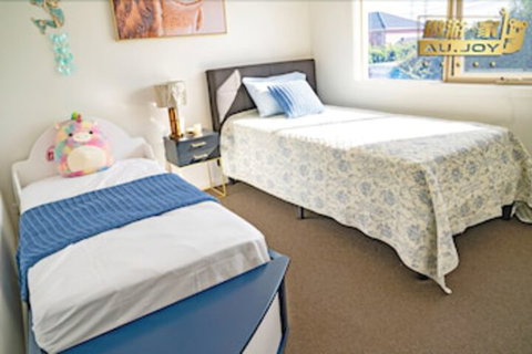 AUJOY 4 Bed Townhouse Glen Waverley - Hotel Accommodation 5