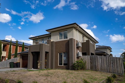 AUJOY 4 Bed Townhouse Glen Waverley - Hotel Accommodation 1
