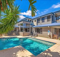 Gold Coast Stunning Waterfront Retreat by Hostrelax - Hotel Accommodation