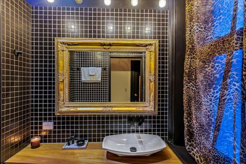 BANK192 - Hotel Accommodation 6
