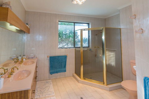 King Of North Bay 103 Gold Coast Drive - Hotel Accommodation 4