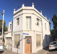 Spacious 3 Bedroom Terrace in Newtown - Hotel Accommodation