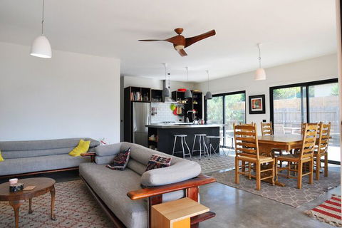 Armstrongs Close TO Beach - Hotel Accommodation 3