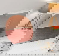 Balcony Retreat Apartment by Ready Set Host - Hotel Accommodation