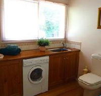 Australian Home Away at Eltham Venn Cottage - Hotel Accommodation