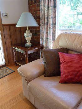 Australian Home Away At Eltham Venn Cottage - Hotel Accommodation 5
