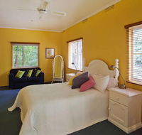 Corktree Cottage - Hotel Accommodation