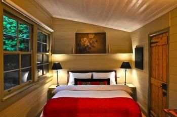 Acorn & Chestnut Hepburn Springs - Hotel Accommodation 1