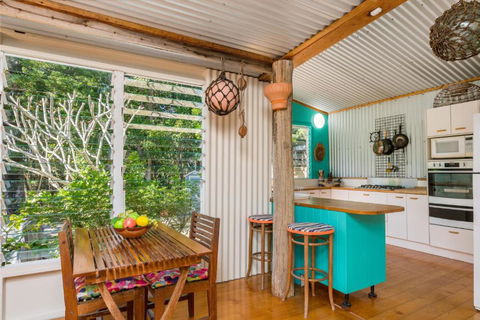 A SWEET ESCAPE Beachcombers Cottage Beachfront - Hotel Accommodation 3