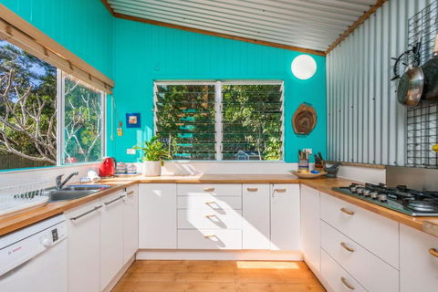 A SWEET ESCAPE Beachcombers Cottage Beachfront - Hotel Accommodation 1