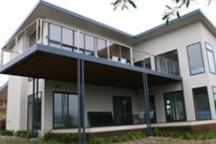 Binalong Bay TAS Hotel Accommodation