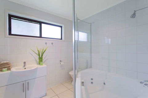 Best Western Colonial Village Motel - Hotel Accommodation 5