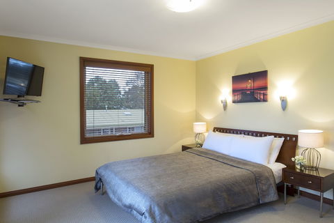 Best Western Colonial Village Motel - Hotel Accommodation 1