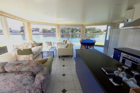 Douglas Riverside - Hotel Accommodation 6