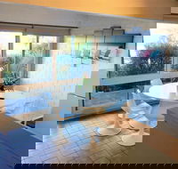 Pacific Heights Holiday Apartments  Munn's Tower House - Hotel Accommodation