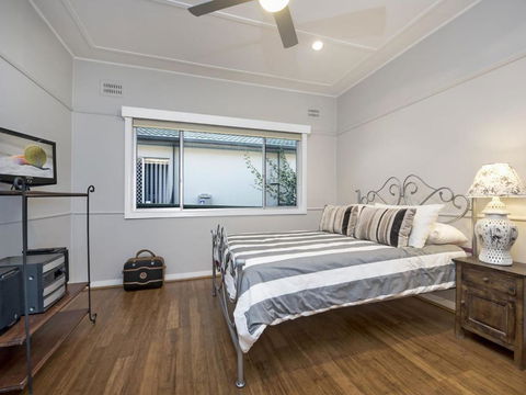 The Entrance North Lakeside Cottage - Hotel Accommodation 4