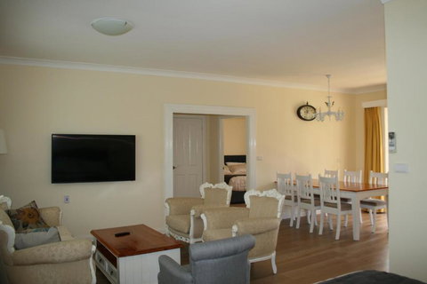 Colins Garden - Hotel Accommodation 2