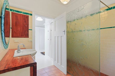 Sail On In Boatshed - Hotel Accommodation 1