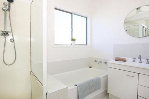 Lazy Days Beach House Jervis Bay â€“ Pet Friendly 4 Mins Walk To Beach - Hotel Accommodation 3