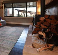 Millfield Eco Lodge with views  inside / outside hangouts - Hotel Accommodation