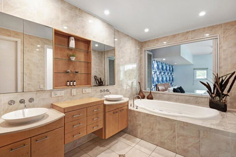 Pavillion 3 Absolute Waterfront 4 Bedroom 2 Lounge Room Plunge Pool + Golf Buggy - Hotel Accommodation 5