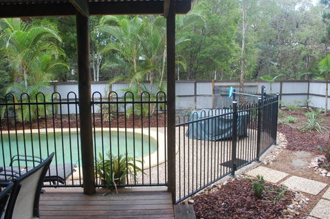 1 Naiad Court Lowset Family Home With Swimming Pool & Covered Deck. Pet Friendly - Hotel Accommodation 4