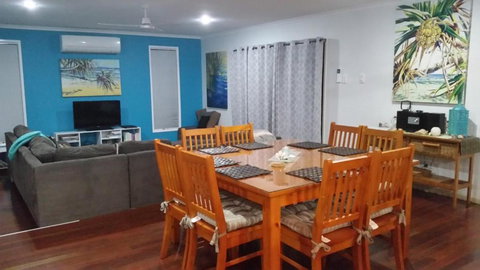 1 Naiad Court Lowset Family Home With Swimming Pool & Covered Deck. Pet Friendly - Hotel Accommodation 1