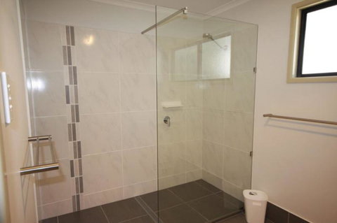 1 Naiad Court Lowset Family Home With Swimming Pool & Covered Deck. Pet Friendly - Hotel Accommodation 2