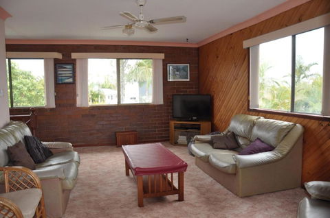 31 Bombala Crescent Two Storey Home With Covered Outdoor Deck Fully Fenced Backyard. Pet Friendly - Hotel Accommodation 2