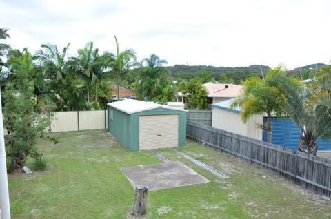 31 Bombala Crescent Two Storey Home With Covered Outdoor Deck Fully Fenced Backyard. Pet Friendly - Hotel Accommodation 1