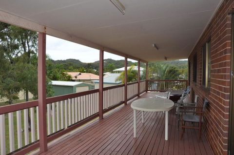 31 Bombala Crescent Two Storey Home With Covered Outdoor Deck Fully Fenced Backyard. Pet Friendly - Hotel Accommodation 6