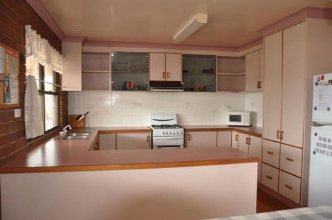 31 Bombala Crescent Two Storey Home With Covered Outdoor Deck Fully Fenced Backyard. Pet Friendly - Hotel Accommodation 3