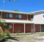 31 Bombala Crescent Two storey home with covered outdoor deck fully fenced backyard. Pet friendly - Hotel Accommodation