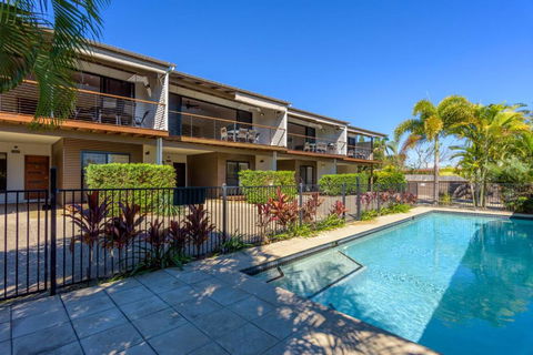 Unit 5 Rainbow Surf Modern Double Storey Townhouse With Large Shared Pool Close To Beach & Shop - Hotel Accommodation 2