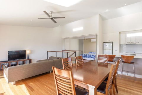 Unit 5 Rainbow Surf Modern Double Storey Townhouse With Large Shared Pool Close To Beach & Shop - Hotel Accommodation 6