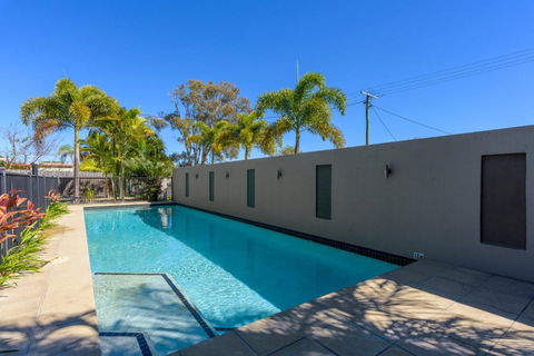 Unit 5 Rainbow Surf Modern Double Storey Townhouse With Large Shared Pool Close To Beach & Shop - Hotel Accommodation 1