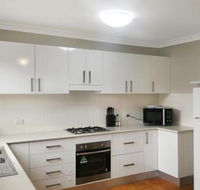 Large 5 Bedroom House with Wifi  Netflix Close to Taronga Western Plains Zoo - Hotel Accommodation