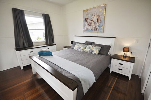 Golden Sands At Beachmere - Hotel Accommodation 5