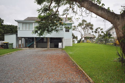 Golden Sands At Beachmere - Hotel Accommodation 1