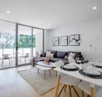 Executive Luxury Apt With Parking Next to Station - Hotel Accommodation