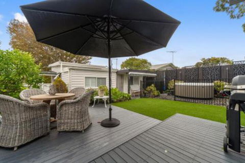 Amber Cottage Luxury Seaside Retreat With Outdoor Spa! - Hotel Accommodation 0