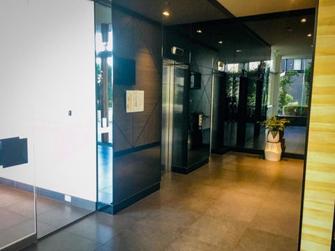 Modern Clean Luxury At The Right Price..... - Hotel Accommodation 6