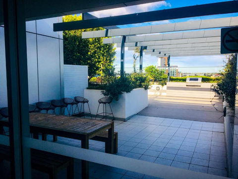 Modern Clean Luxury At The Right Price..... - Hotel Accommodation 1