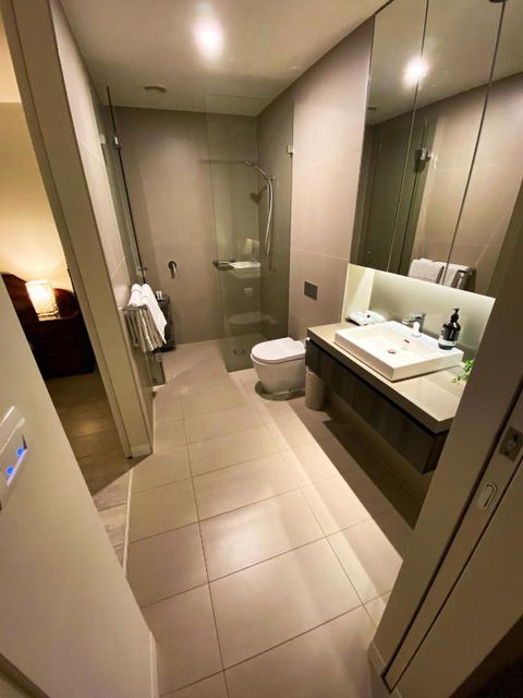 Modern Clean Luxury At The Right Price..... - Hotel Accommodation 3