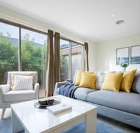 Spacious Lovely Home In Point Cook - Hotel Accommodation