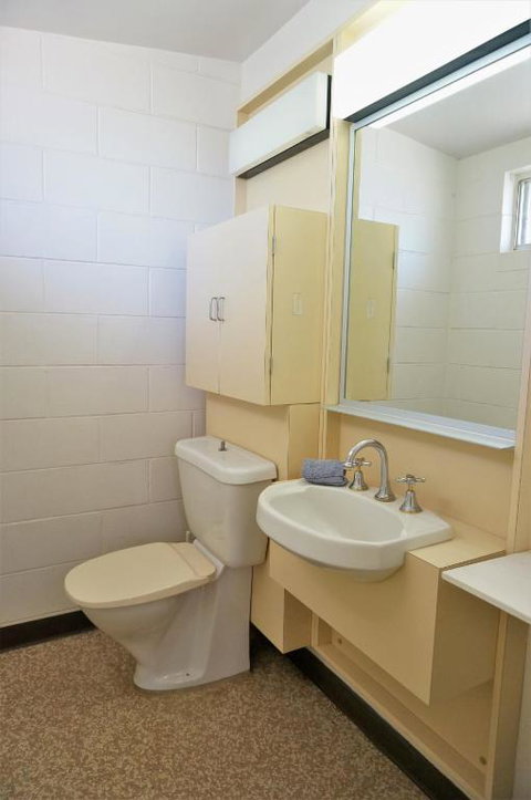 4 Page Street Colourful & Shady 3 Bedroom Home - Hotel Accommodation 2