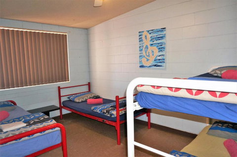 4 Page Street Colourful & Shady 3 Bedroom Home - Hotel Accommodation 3