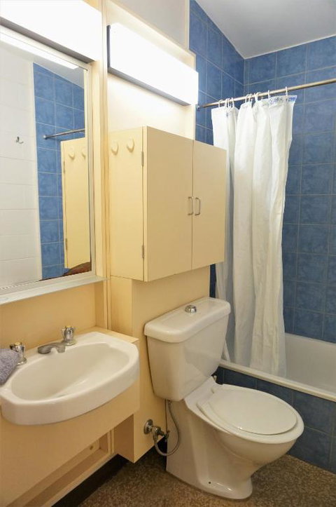 4 Page Street Colourful & Shady 3 Bedroom Home - Hotel Accommodation 6